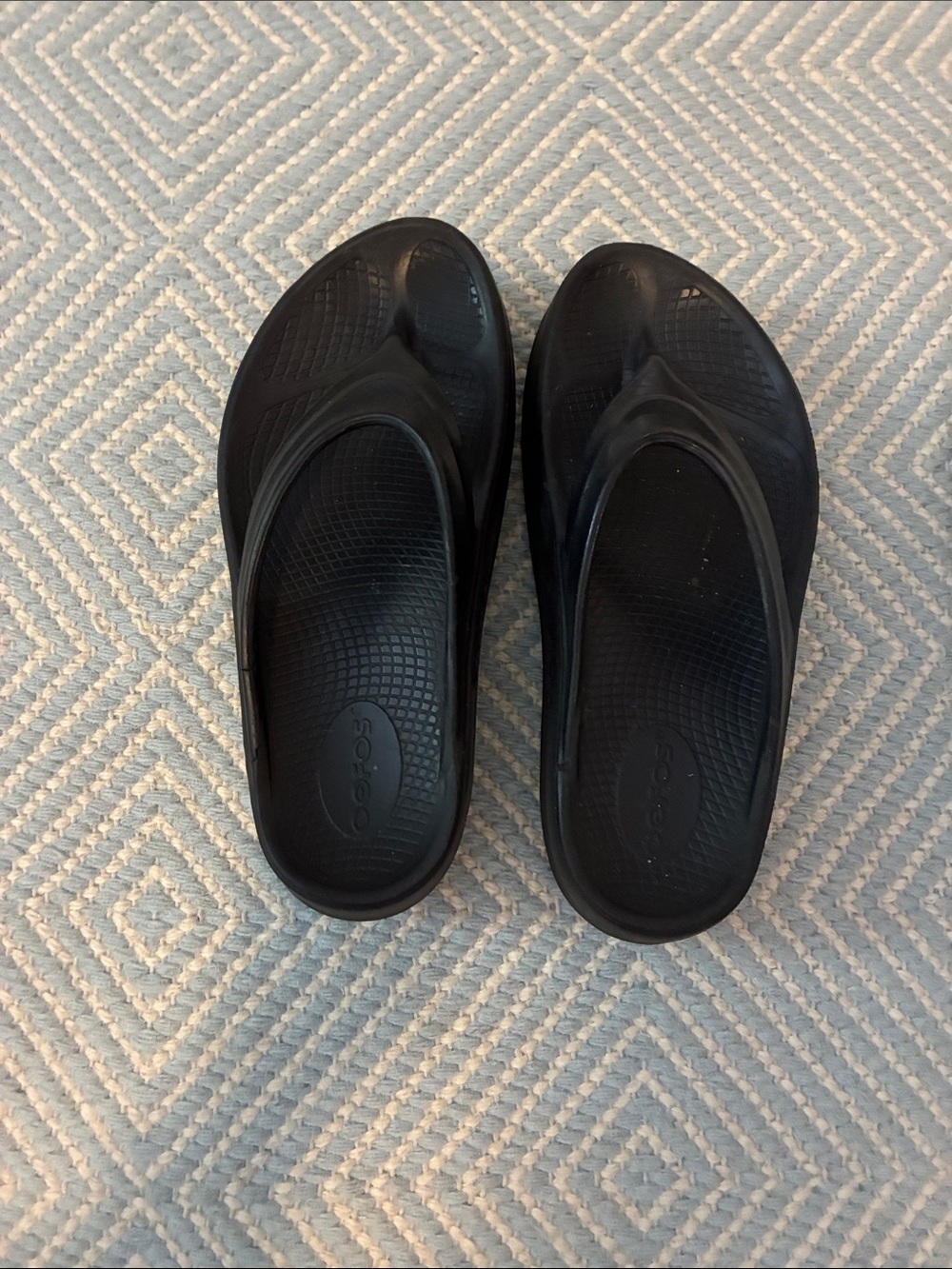 OOFOS Black Recovery Flip Flops